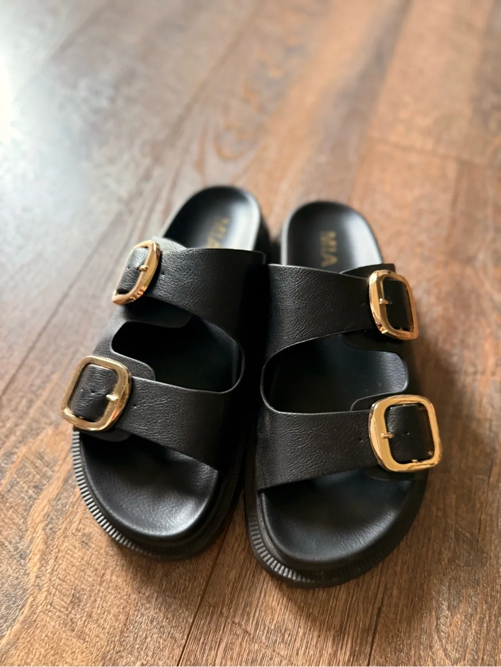 MIA sleek black
